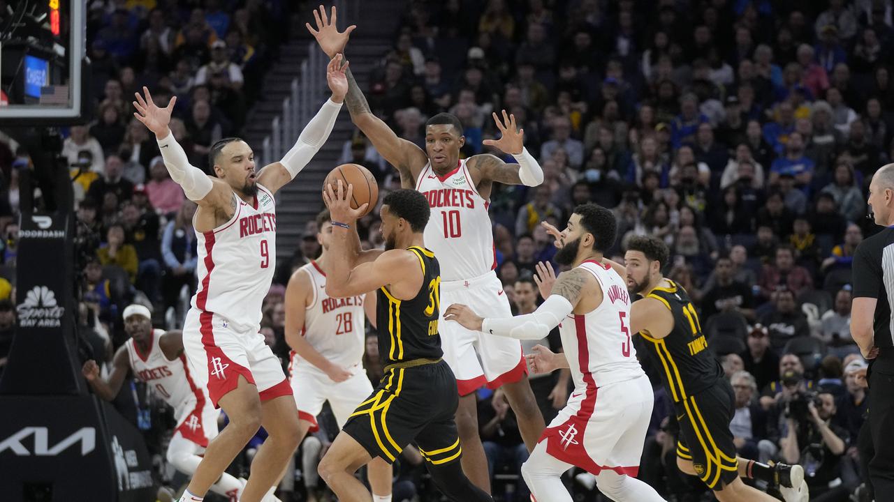Stephen Curry mencoba menerobos kawalan pemain Rockets pada lanjutan NBA 2023/2024