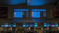 Beberapa konter check in maskapai asing tetap ditutup di bandara Johannesburg OR Tambo, Afrika Selatan (29/11/2021). Banyak negara memberlakukan larangan penerbangan terhadap negara-negara Afrika selatan karena kekhawatiran atas varian baru (Covid-19) Omicron. (AP/Jerome Delay)