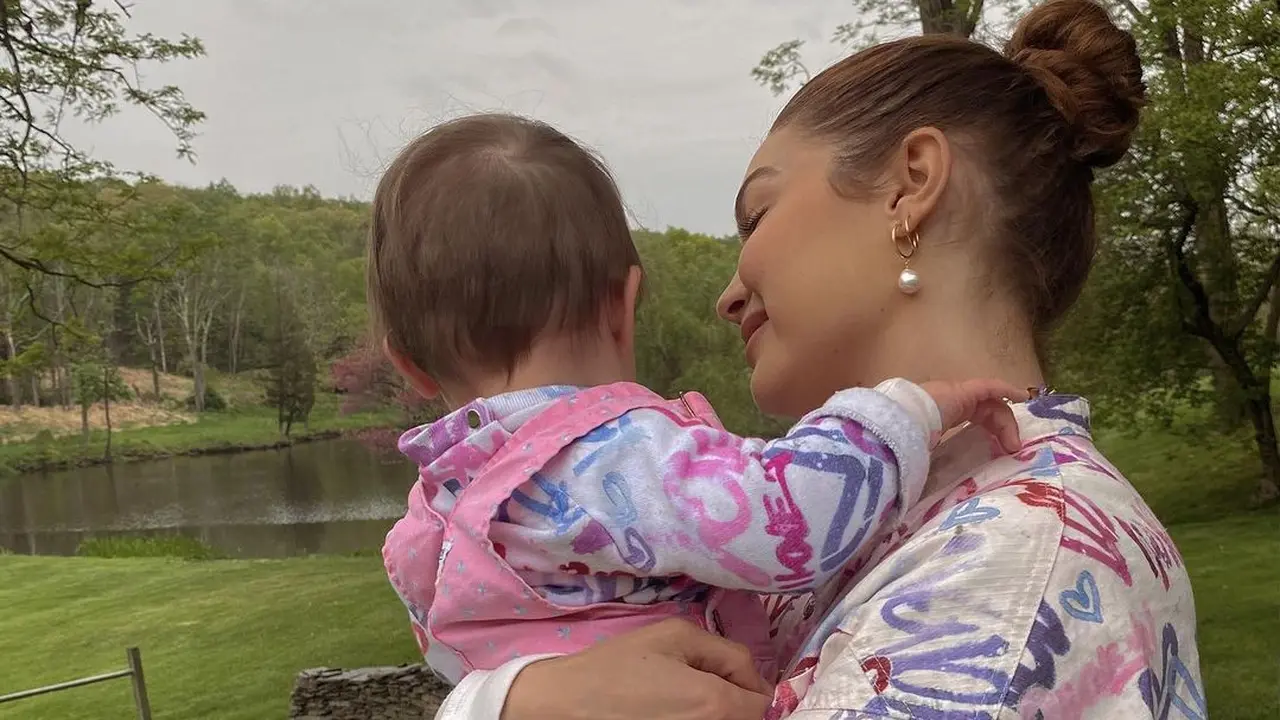 Gigi Hadid dan Putrinya, Khai