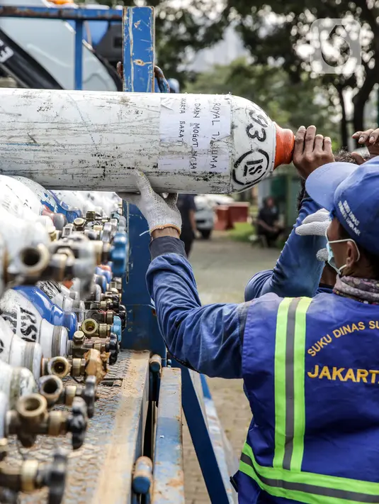Petugas menurunkan tabung oksigen yang akan didistribusikan di Posko Rescue Oxygen, Monas, Jakarta, Senin (5/7/2021). Posko Rescue Oxygen didirikan untuk membantu penyediaan tabung oksigen bagi rumah sakit pemerintah dan swasta khusus COVID-19. (Liputan6.com/Faizal Fanani)