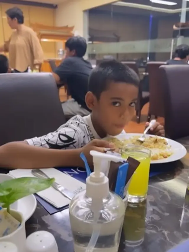 Cinta Laura bersama anak-anak asuhnya (Instagram/claurakiehl)