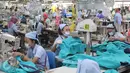 Aktivitas pekerja di PT Pan Brother,Tangerang, Banten, Selasa (13/10/2015). Industri tekstil di dalam negeri terus menggeliat. Hal ini ditandai dengan adanya peningkatan produksi dan aliran investasi di dalam dan luar negeri. (Liputan6.com/Angga Yuniar)