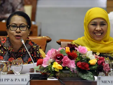 Menteri Sosial Khofifah Indar Parawangsa (kanan) dan Menteri Pemberdayaan Perempuan dan Perlindungan Anak (PPPA) Yohana Yembise saat rapat kerja di Gedung Parlemen, Senayan, Jakarta, Selasa (26/7). (Liputan6.com/Johan Tallo)