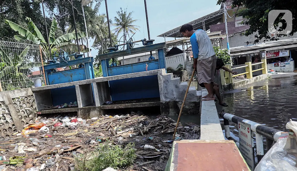 Banjir juga disebabkan, tersumbatnya saluran air oleh sampah yang membuat aliran di sungai sekitar permukiman warga meluap. (Liputan6.com/Herman Zakharia)