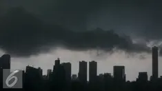 Sejumlah gedung di Jakarta tertutup awan gelap sebelum turunya hujan, Rabu (7/9).  BMKG memprediksi fenomena La Nina yang mengakibatkan curah hujan tinggi akan berlangsung hingga bulan September 2016. (Liputan6.com/Johan Tallo)