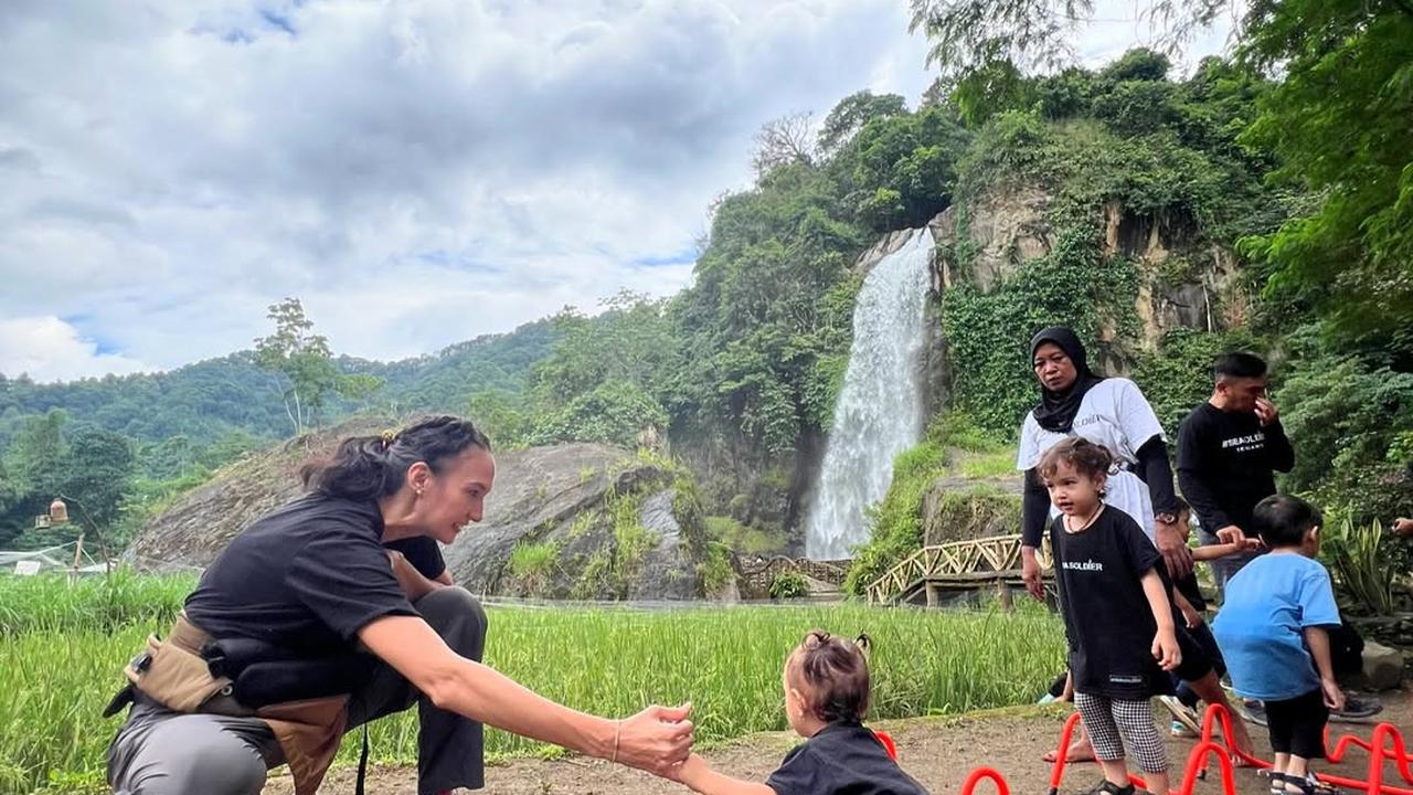 Potret Nadine Chandrawinata Ajak 2 Anaknya ke Curug, Kompak Sama Dimas Anggara