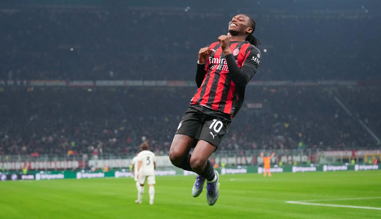 Pemain AC Milan, Rafael Leao, melakukan selebrasi setelah mencetak gol ke gawang Lazio pada laga pekan ke-13 Serie A 2025/2026 di Stadion San Siro, Minggu, (30/11/2025). (AP Photo/Antonio Calanni)