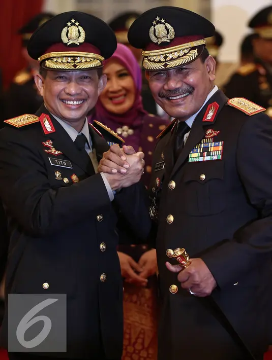 Tito Karnavian menerima selamat dari mantan Kapolri Badrodin Haiti usai pelantikan di Istana Negara, Jakarta, Rabu (13/7). Tito dilantik dengan Keputusan Presiden tentang pengangkatan Kapolri Nomor 48/Polri/Tahun 2016. (Liputan6.com/Faizal Fanani)