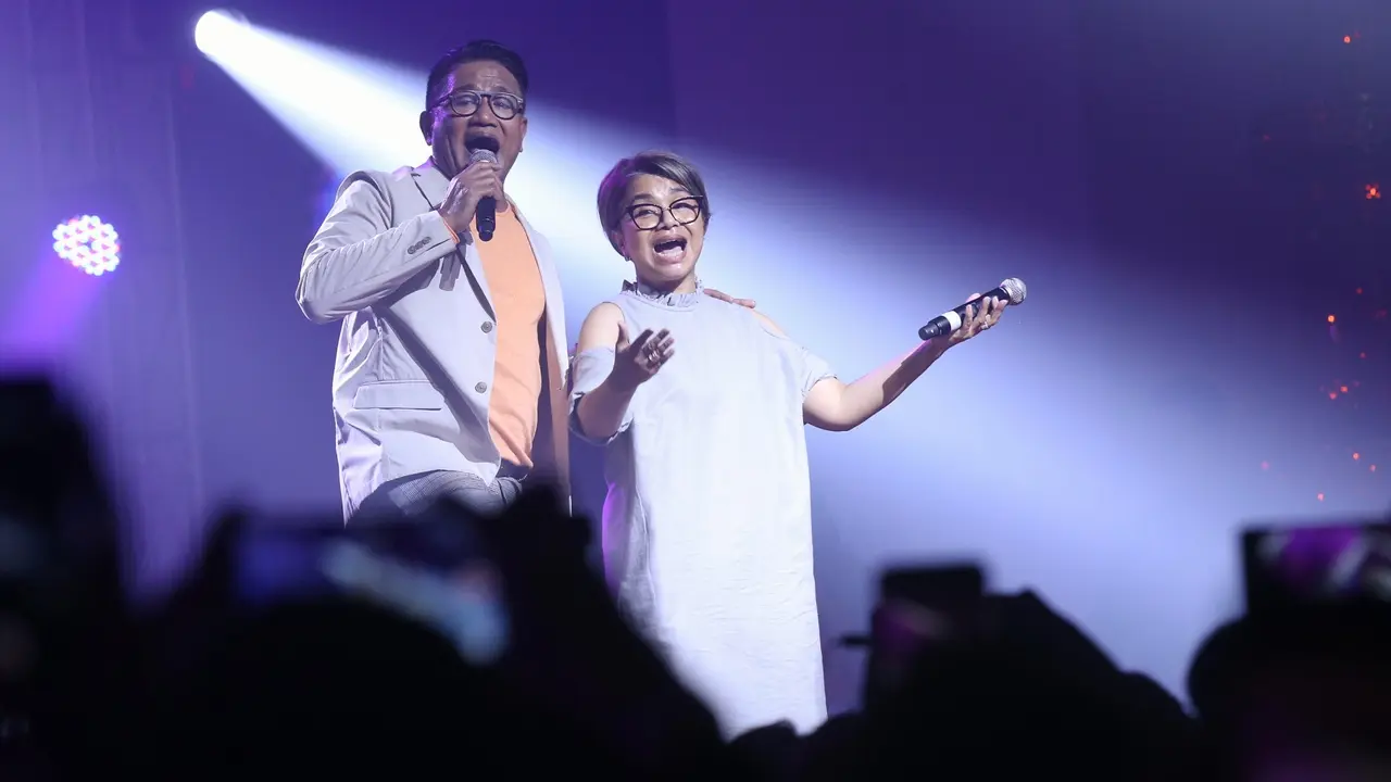 [Bintang] Konser, Andre Hehanusa Ajak Ruth Sahanaya ke Panggung