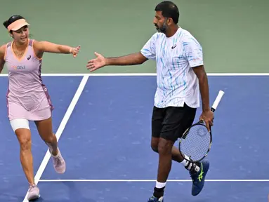 Petenis terbaik Indonesia, Aldila Sutjiadi yang berpasangan dengan petenis India, Rohan Bopanna sukses menembus babak semifinal nomor ganda campuran turnamen tenis Grand Slam US Open 2024 usai menaklukkan unggulan keempat yang berstatus juara Grand Slam yang juga peraih medali emas Olimpiade, Barbora Krejcikova/Matthew Ebden pada babak perempat final di court 5 USTA Billie Jean King National Tennis Center, New York City, Amerika Serikat, Selasa (3/9/2024) dini hari WIB. Dalam laga yang berlangsung dalam 93 menit, Aldila/Rohan menang atas pasangan gado-gado Republik Ceska/Australia tersebut dengan skor 7-6 (4), 2-6 dan 10-7. (Chryslène Caillaud/Athletica Company)