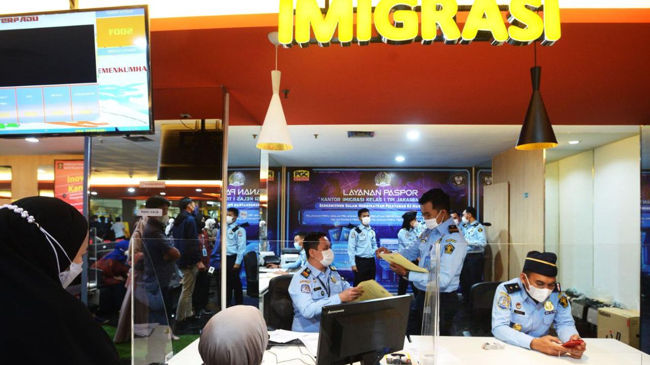 Kasubsi Penindakan Kantor Imigrasi Jambi Mangampu Siregar membenarkan adanya penyerahan WN China itu dan sudah ditahan di Imigrasi.
