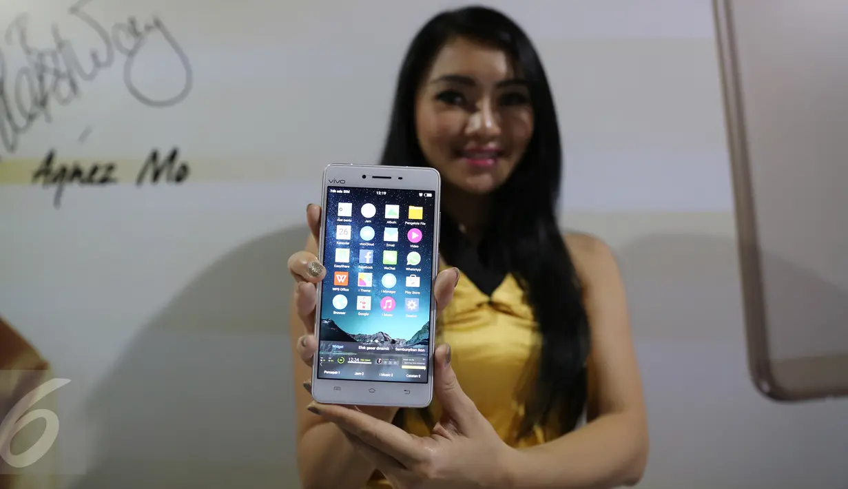 Seorang wanita menunjukkan smartphone Vivo yang baru saja resmi diluncurkan di Jakarta, Kamis (26/5/2016).  Produsen smartphone asal China itu  meluncurkan dua smartphone, Vivo V3 Max dan Vivo V3 di Indonesia. (Liputan6.com/Herman Zakharia)