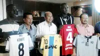 Makan Konate, Rahmad Darmawan, dan Abdoulaye Youssouf Maiga berfoto bersama dengan manajemen T-Team. (Berita Harian)