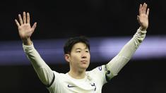 Tottenham Hotspur sukses mendulang tiga poin dalam laga pekan ke-20 Liga Inggris 2023/2024 setelah mengalahkan Bournemouth 3-1 di Tottenham Hotspur Stadium, London, Minggu (31/12/2023) malam WIB. Dalam laga di pengujung tahun 2023 tersebut yang juga menjadi laga perpisahan sementara Song Heung-min yang akan berlaga di Piala Asia 2023, bintang Korea Selatan tersebut ikut menyumbang satu gol. Dua gol lainnya dicetak oleh Pape Matar Sarr dan Richarlison. Sementara satu-satunya gol tim tamu dihasilkan oleh Alex Scott. (AP Photo/Ian Walton)
