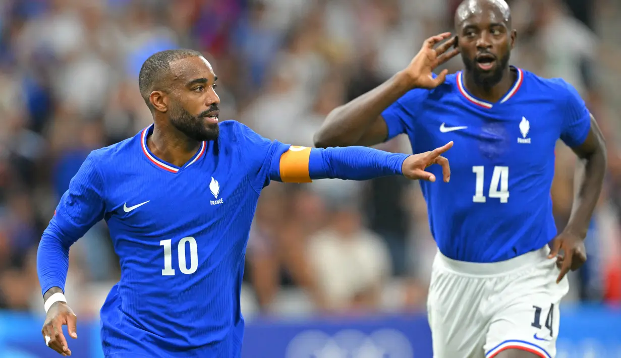 Ketiga gol kemenangan mereka dilesakkan Alexandre Lacazette, Michael Olise, dan Loic Balde. (NICOLAS TUCAT / AFP)