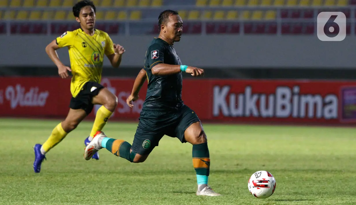 Gelandang Persikabo 1973, Wawan Febriyanto (kanan) menggiring bola di depan pemain Barito Putera dalam laga matchday ke-3 Grup A Piala Menpora 2021 di Stadion Manahan, Solo, Selasa (30/3/2021). Barito dan Persikabo 1973 bermain imbang 2-2. (Bola.com/Ikhwan Yanuar)