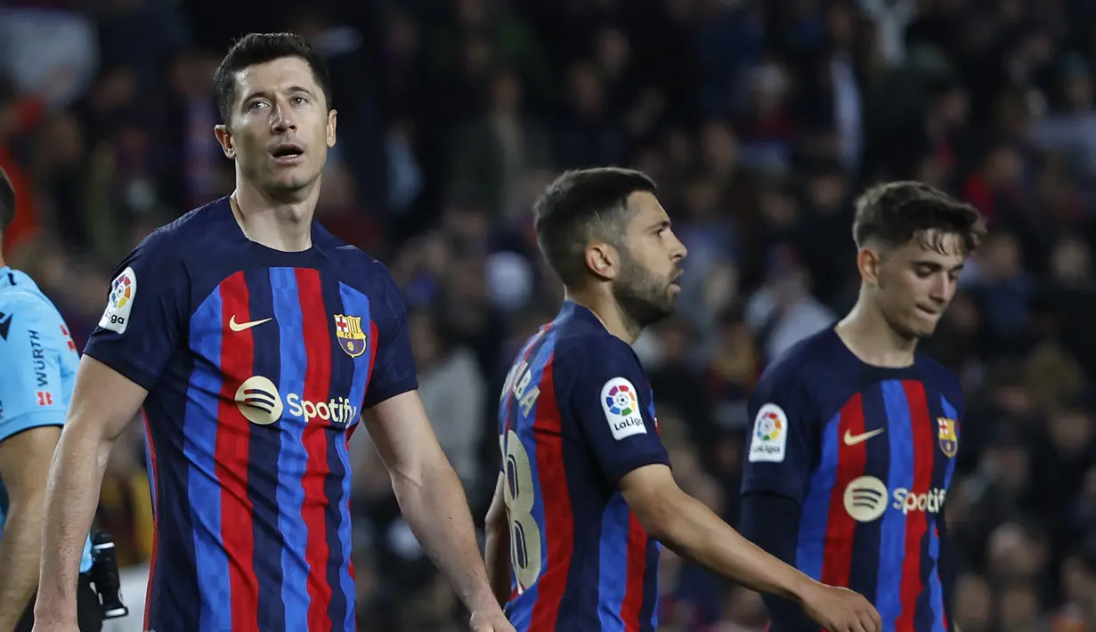 Barcelona gagal meraih poin penuh saat ditahan imbang 0-0 Girona pada laga pekan ke-30 Liga Spanyol 2022/2023 yang berlangsung di Camp Nou Stadium, Barcelona, Selasa (11/4/2023) dini hari WIB. Robert Lewandowski dkk gagal mencetak satu gol pun meski menguasai jalannya laga hampir 60 persen. Girona pun memang sengaja mengusung taktik bertahan dan hanya sesekali melancarkan serangan balasan. Meski imbang, Barcelona yang kini mengoleksi 72 poin dan masih menguasai pucuk klasemen, masih memiliki keunggulan 13 poin dari Real Madrid di posisi kedua. (AP Photo/Joan Monfort)