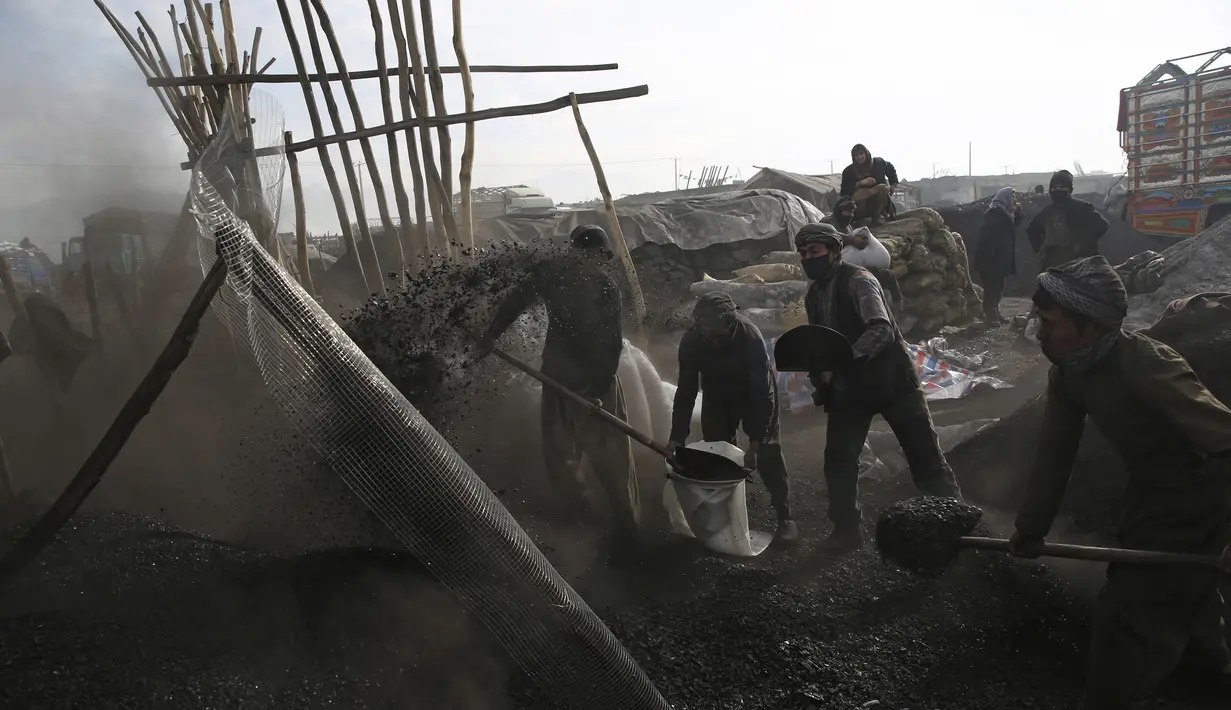 Sejumlah buruh Afghanistan bekerja di pasar arang di pinggiran Kabul, Afghanistan (18/12/2019). Di musim dingin, harga kayu dan arang naik di antara semua kebutuhan lain untuk warga Afghanistan. (AP Photo / Rahmat Gul)