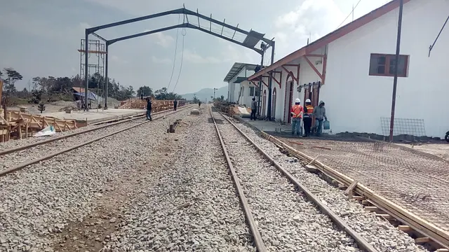 Dua perlintasan rel kereta api dengan dua gedung utama yakni stasiun dan kantor stasiun terlihat megah di sekitar Stasiun Wanaraja Garut