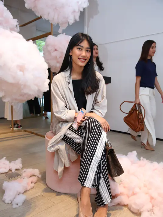 Alika Islamadina, keponakan Alia Rohali ini juga menjadi pecinta fashion seperti wanita lainnya. Terlihat dari gaya berpakaiannya yang selalu mengikuti tren masa kini. (Nurwahyunan/Bintang.com)