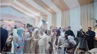 Pertemuan Gen Halilintar dengan Mamah Dedeh di acara tedak siten Azura. (sumber: YouTube/Gen Halilintar)