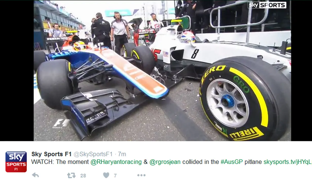 Pebalap Manor Racing asal Indonesia, Rio Haryanto sempat menyenggol pebalap Haas F1, Romain Grosjean, saat memulai latihan bebas ketiga F1 GP Australia di Sirkuit Albert Park, Sabtu (19/3/2016). (Bola.com/Twitter/SkySports)