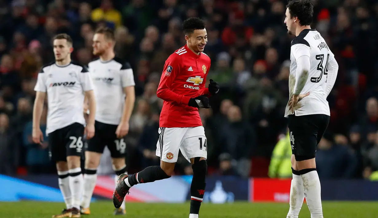 Penyerang Manchester United, Jesse Lingard melakukan selebrasi usai mencetak gol ke gawang Derby County pada babak tiga Piala FA di Old Trafford, Inggris (5/1). MU menang 2-0 atas Derby County. (Martin Rickett/PA via AP)