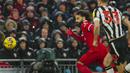 Pemain Liverpool, Mohamed Salah berusaha mengejar bola saat laga lanjutan Liga Inggris 2023/2024 melawan Newcastle di Anfield, Liverpool, Inggris, Selasa (02/01/2023) dini hari WIB. (AP Photo/Jon Super)