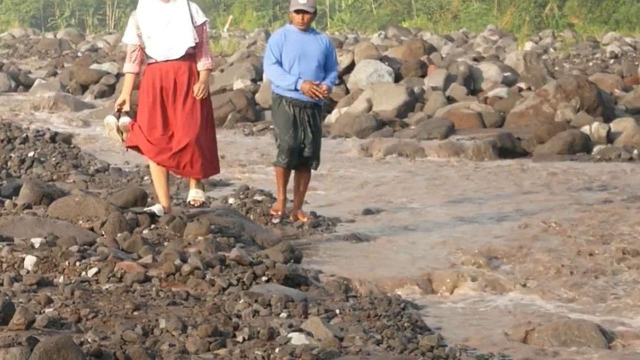 Banjir Lahar Semeru Putuskan Jalan Desa