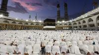 Jemaah haji melakukan sholat di sekitar Kabah, Masjidil Haram, Mekkah, Arab Saudi, Senin (19/6/2023). Menurut Wakil Menteri Urusan Haji dan Umroh untuk Urusan Kunjungan Mohammad Bin Abdulrahman Al-Bijawi, lebih dari 1.150.000 jemaah haji telah terkonfirmasi tiba di Arab Saudi melalui berbagai pintu masuk Kerajaan Saudi. (Abdel Ghani BASHIR/AFP)