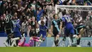 Selebrasi gelandang Chelsea, Carney Chukwuemeka (tengah) setelah mencetak gol ketiga timnya ke gawang Leicester City pada laga perempatfinal Piala FA 2023/2024 di Stamford Bridge, London, Minggu (17/3/2024). (AP Photo/Dave Shopland)