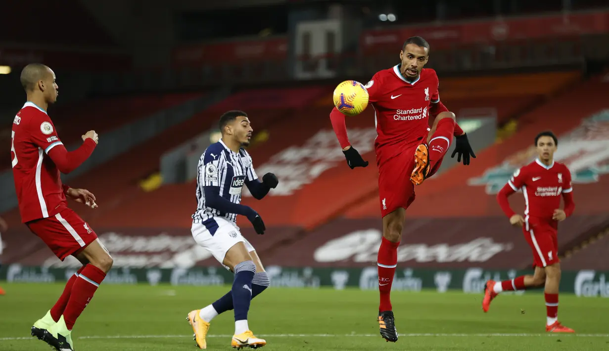 Bek Liverpool, Joel Matip berusaha mengontrol bola saat melawan West Bromwich Albion pada pertandingan lanjutan Liga Inggris di stadion Anfield, Inggris, Senin (28/12/2020). (Clive Brunskill/Pool via AP)