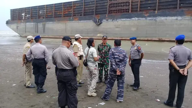 Kapal raksasa tanpa awak teredampar di pantai Widuri, Pemalang, Jawa Tengah. (Foto: Liputan6.com/Polres Pemalang/Muhamad Ridlo)