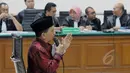 Fuad Amin Imron memberikan keterangan pada Hakim saat menjalani sidang perdana di Pengadilan Tipikor, Jakarta, Kamis (7/5/2105). Fuad terlibat kasus dugaan suap jual beli pasokan gas alam di Gresik dan Gili Timur, Bangkalan. (Liputan6.com/Andrian M Tunay)