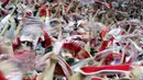 Di tribun penonton, ribuan suporter Sevilla larut dalam selebrasi kemenangan tim berjuluk "Los Rojiblancos" menjadi kampiun Liga Europa 2014, Turin, (15/4/2014). (REUTERS/Stefano Rellandini)