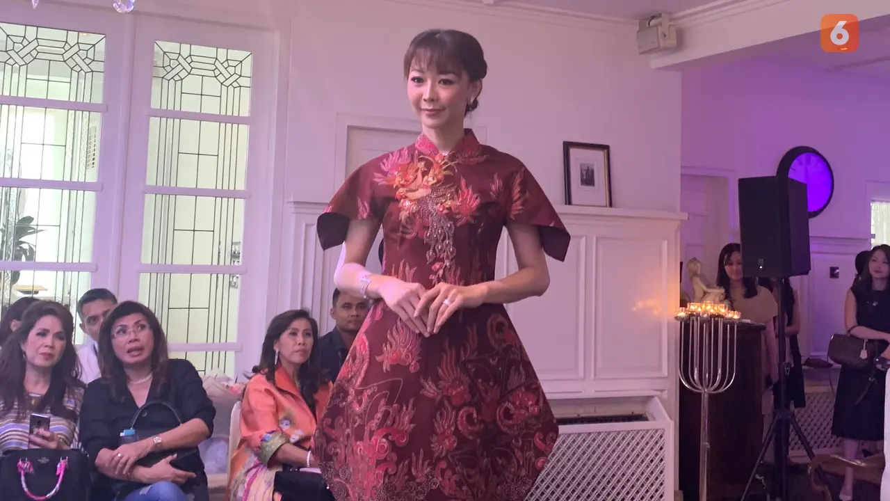 Perpaduan Budaya Tionghoa dan Indonesia dalam Cheongsam Batik Karya Tina Andrean