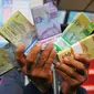 Beberapa pecahan uang baru yang sudah dikeluarkan oleh Bank Indonesia yang dapat ditukarkan di Blok M, Jakarta, Senin (19/12). Sedangkan uang rupiah logam terdiri atas pecahan Rp 1.000, Rp 500, Rp 200, dan Rp 100. (Liputan6.com/Angga Yuniar)