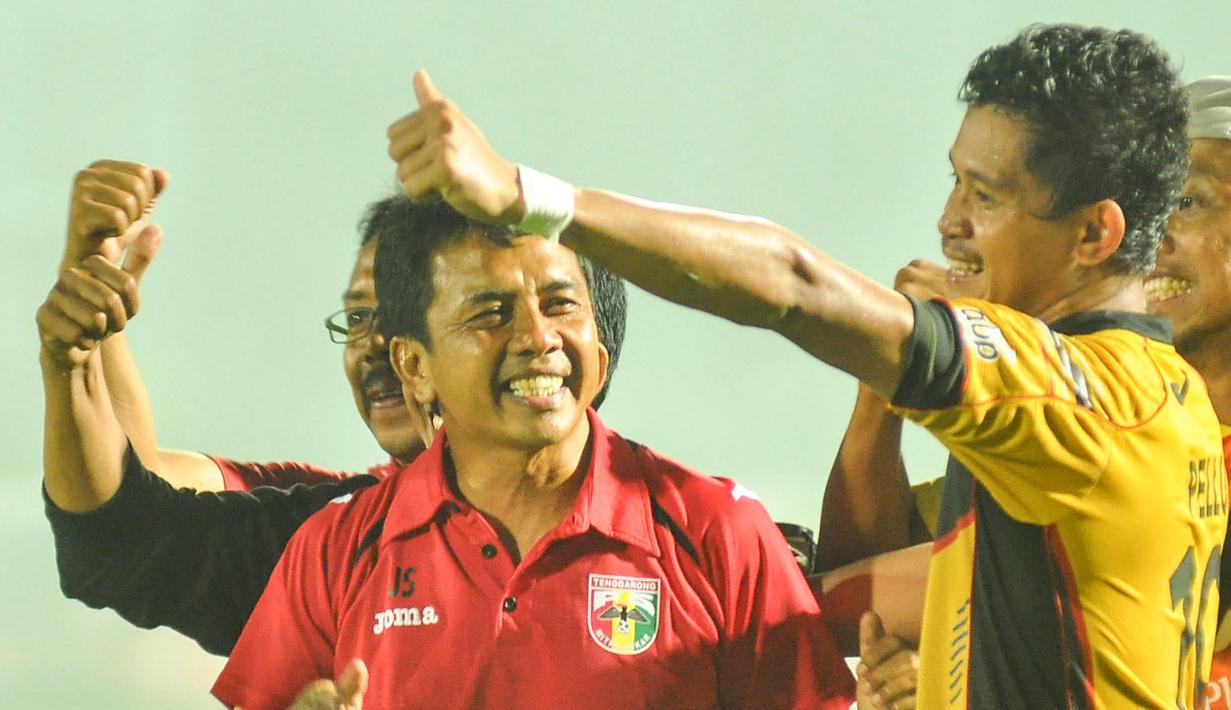 Pelatih Mitra Kukar, Jafri Sastra (kiri) merayakan kemenangan atas Arema Cronus bersama Rizki Pellu di Stadion Kanjuruhan, Kabupaten Malang, Minggu (17/1/2016). (Bola.com/Kevin Setiawan)