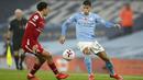 Bek Manchester City Joao Cancelo dan Trent Alexander-Arnold dari Liverpool berebut bola pada pertandingan Liga Inggris pekan ke-8 di Etihad Stadium, Minggu (8/11/2020). City gagal mengalahkan Liverpool dan harus puas berbagi angka setelah bermain imbang 1-1. (Clive Brunskill/Pool via AP)