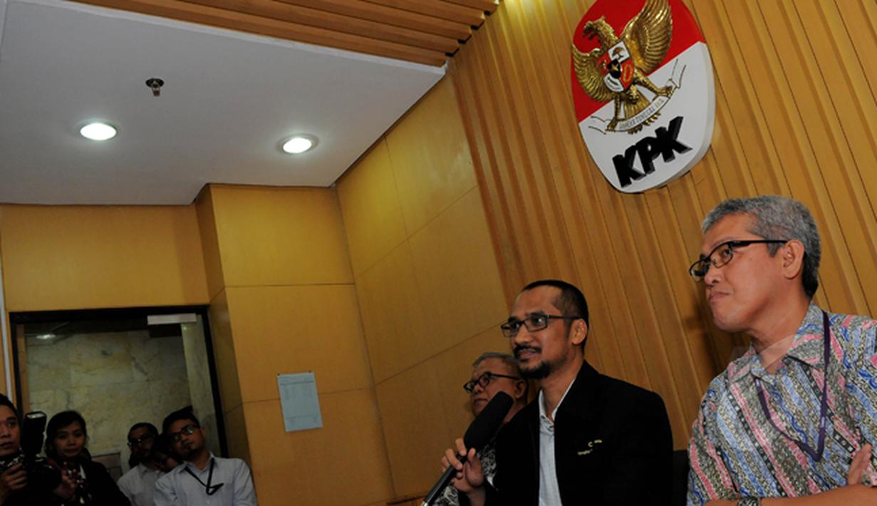 Abraham mengaku siap menghadapi proses hukum yang akan terjadi saat menggelar konferensi pers terkait penetapan tersangka kepada dirinya di Gedung KPK, Jakarta, Selasa (17/2/2015). (Liputan6.com/Faisal R Syam)