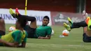 Gaya Fachrudin saat berllatih bersama pada  sesi latihan timnas Indonesia jelang melawan Vietnam pada laga uji coba di Stadion Maguwoharjo, Sleman, Jumat (7/10/2016). (Bola.com/Nicklas Hanoatubun)
