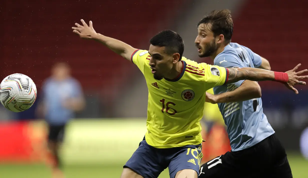 Bek timnas Kolombia, Daniel Munoz dan bek Uruguay, Matias Vina berebut bola dalam laga perempat final Copa America 2021 di Stadion Nacional de Brasilia, Brasil, Minggu (4/7/2021) pagi WIB. Kolombia mengalahkan Uruguay lewat adu penalti dengan skor 4-2. (AP Photo/Bruna Prado)