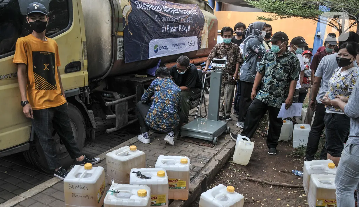 Suasana pendistribusian minyak goreng curah di Pasar Senen, Jakarta, Kamis (17/3/2022). Dalam pendistribusian ini harga minyak goreng curah dijual Rp 14.500 per kilogram. (merdeka.com/Iqbal S. Nugroho)