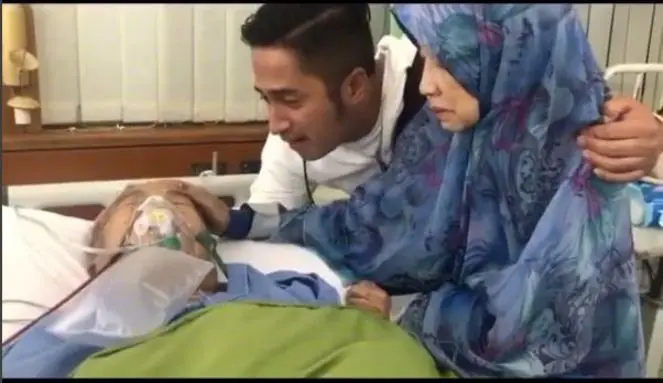 Irfan Hakim bersama ibunya menangisi kondisi ayahnya. (Instagram - @irfanhakim75)
