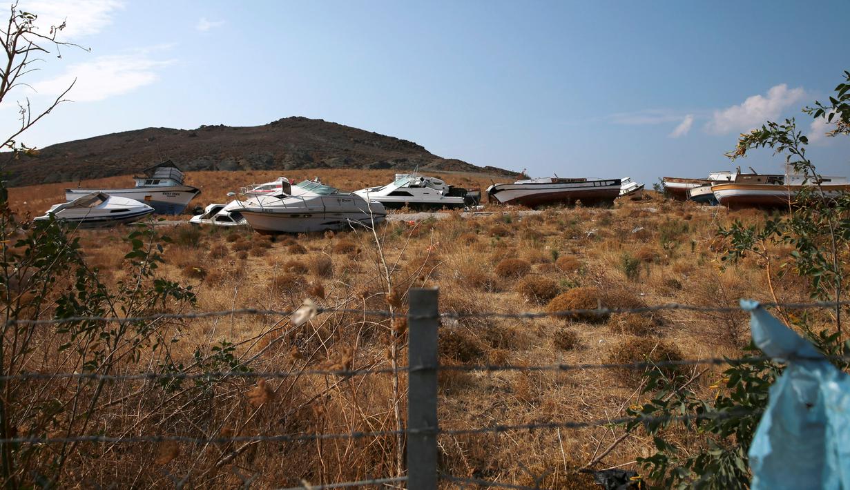Sejumlah perahu yang digunakan oleh para imigran dan pencari suaka di tempat pembuangan sampah di Mithymna, pulau Lesbos, Rabu (5/10). Para imigran mendarat di Yunani untuk mencari kehidupan baru di Eropa. (REUTERS/Alkis Konstantinidis)