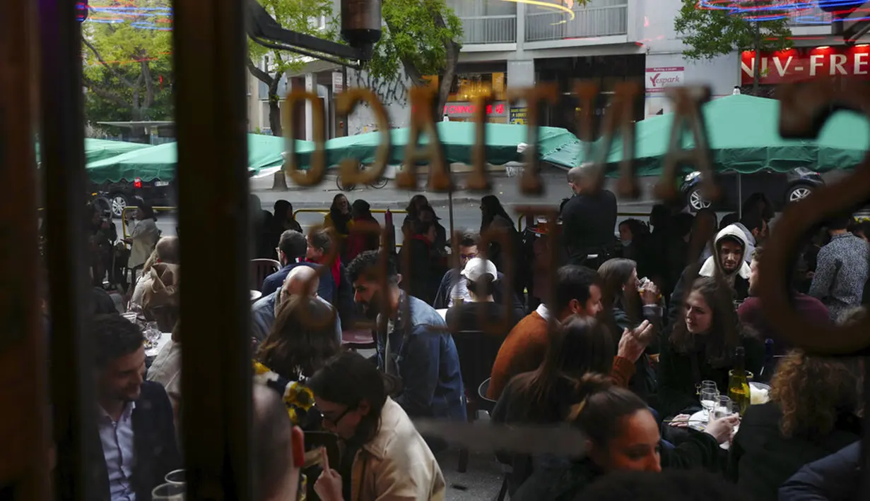 Warga duduk di teras kafe di Paris, Prancis, Rabu (19/5/2021). Prancis kembali membuka kafe dan restoran pada 19 Mei 2021 setelah ditutup lebih dari enam bulan karena pandemi virus corona COVID-19. (AP Photo/Rafael Yaghobzadeh)