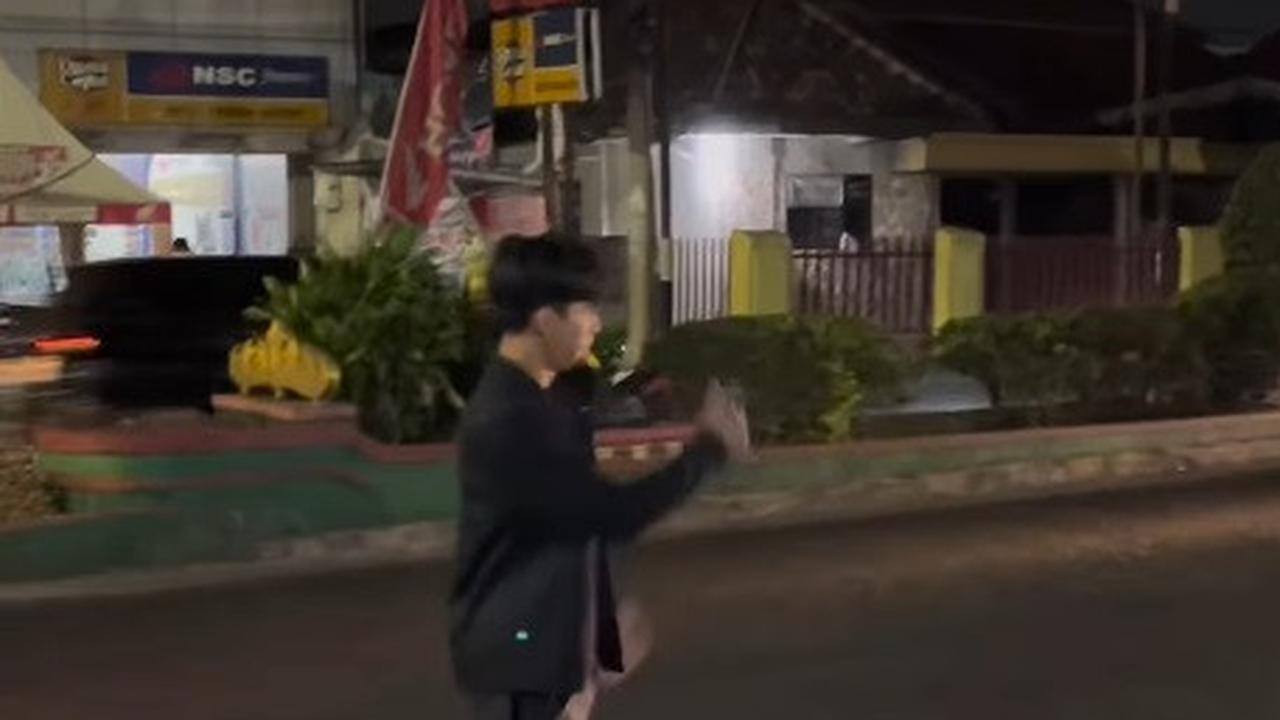 Seperti yang diungkapkan Raffi Ahmad, Dimas Ahmad kini berprofesi sebagai tukang parkir.<br><br>
