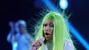 Nicki Minaj di temani kekasihnya Meek Mill, yang dipanggil naik ke atas panggung sebagai penampilan pembuka, 'Kita sambut ayah dari anakku' ujar Nicki (Bintang/EPA)