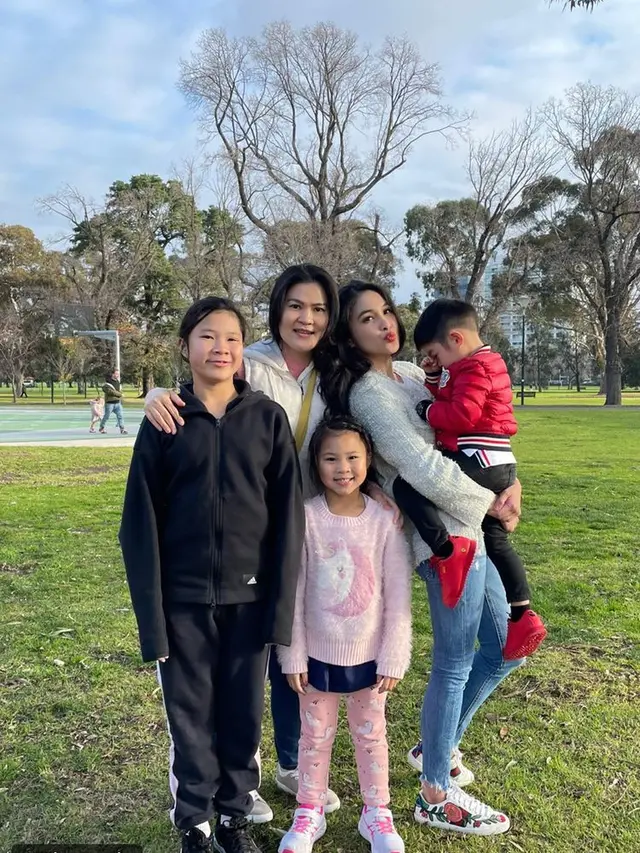 Bersama Mertua, Ini 6 Potret Sandra Dewi Liburan ke Australia