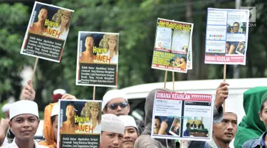 Massa Laskar Pembela Islam (LPI) saat mengawal pemeriksaan Habib Bahar bin Smith di depan Gedung Bareskrim Polri, Jakarta, Kamis (6/12). Massa membawa sejumlah poster tuntutan saat aksi. (Merdeka.com/Iqbal Nugroho)